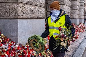 Dobrovolníci začali sbírat a ukládat svíčky a květiny z pietního místa u hlavní budovy Filozofické fakulty Univerzity Karlovy.