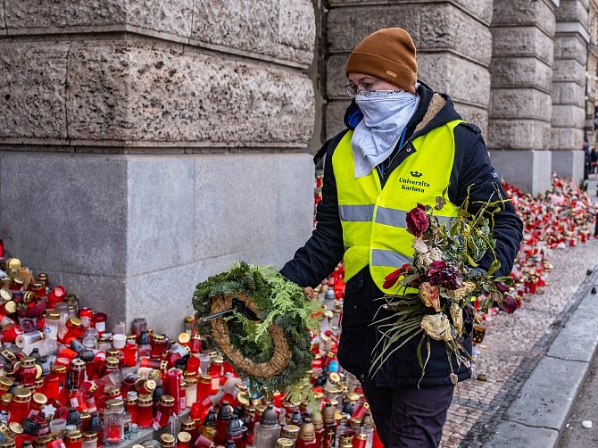 Dobrovolníci začali sbírat a ukládat svíčky a květiny z pietního místa u hlavní budovy Filozofické fakulty Univerzity Karlovy.