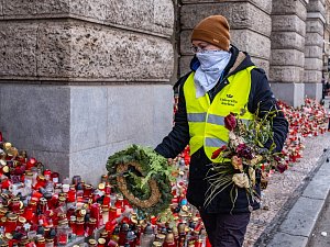 Dobrovolníci začali sbírat a ukládat svíčky a květiny z pietního místa u hlavní budovy Filozofické fakulty Univerzity Karlovy.