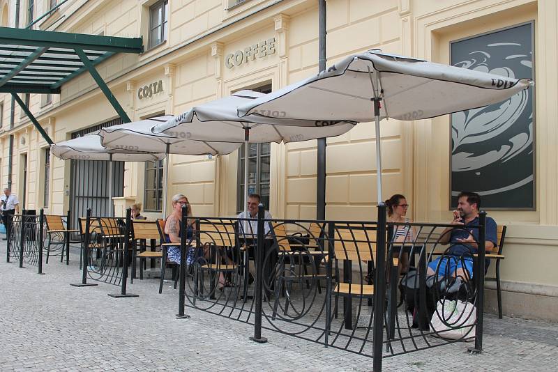 Na Masarykově nádraží otevřeli kavárny, objevily se stánky s občerstvením, další i s restaurací a lékárnou ještě přibudou.