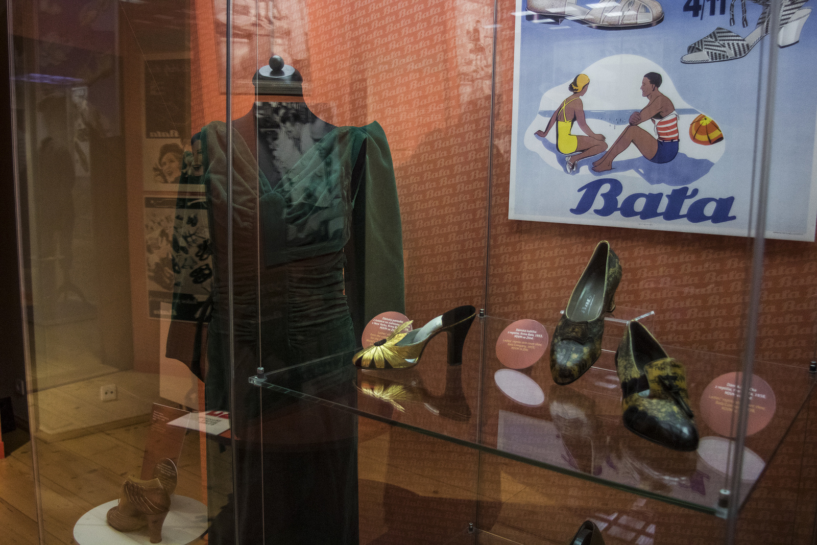 Meltonky, perka, séglovky. Výstava představuje Baťu i módu první republiky  - Pražský deník