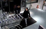 Policie hledá podezřelé z krádeže parfémů na Zličíně.