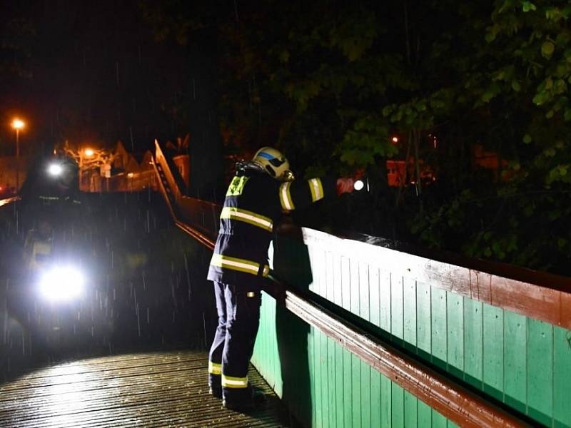 V Uhříněvsi spadla žena do potoka, policistům tvrdila, že je tam malé dítě.