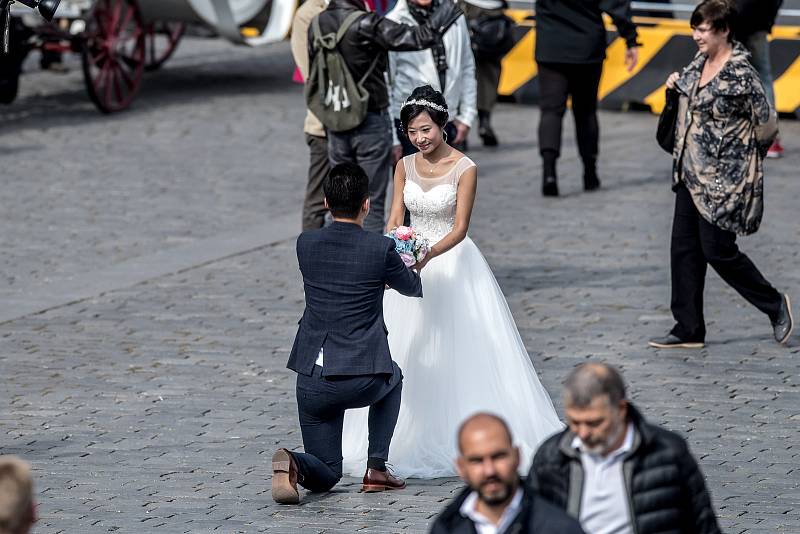 Asiaté při svatebních fotkách 20. září na Staroměstském náměstí v Praze.