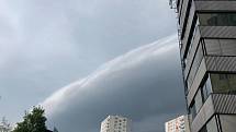 Unikátní mrak v čele bouřkové oblačnosti zvaný roll cloud. Praha Michle 20. června 2022 v 9,12 hodin.