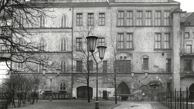 Historické foto Staroměstské radnice z roku 1969.