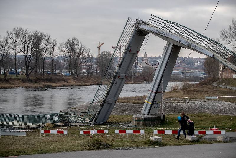 U Trojského zámku v Praze se 2. prosince odpoledne zřítila do Vltavy betonová lávka pro pěší. Podle informací záchranářů se při pádu zranili čtyři lidé. Snímek je ze 3. prosince.