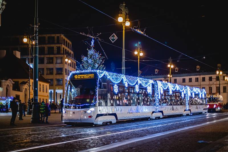 Dopravní podnik první adventní neděli rozsvítil tři vánoční tramvaje a retrobus, cestující budou vozit až do Tří králů.