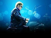 Anglický popový zpěvák, skladatel a klavírista Elton John.