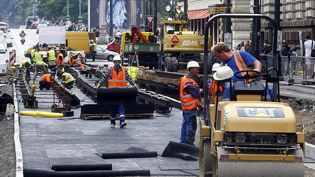 Rekonstrukce tramvajové trati v pražské Národní ulici pokračuje