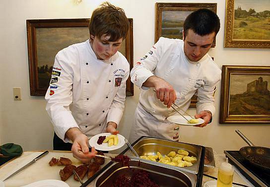 Členové dvanáctičlenného juniorského národního týmu kuchařů a cukrářů ČR připravují své kompletní soutěžní buffetové menu, se kterým budou reprezentovat Českou republiku na kulinářském mistrovství světa v Lucembursku. 