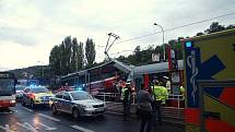 Při srážce dvou tramvají v Plzeňské ulici v Praze zamřel v pondělí ráno řidič jedné z nich.