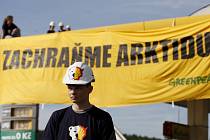Aktivisté Greenpeace protestovali 10. května proti záměru společnosti Shell začít těžit ropu v Arktidě. 