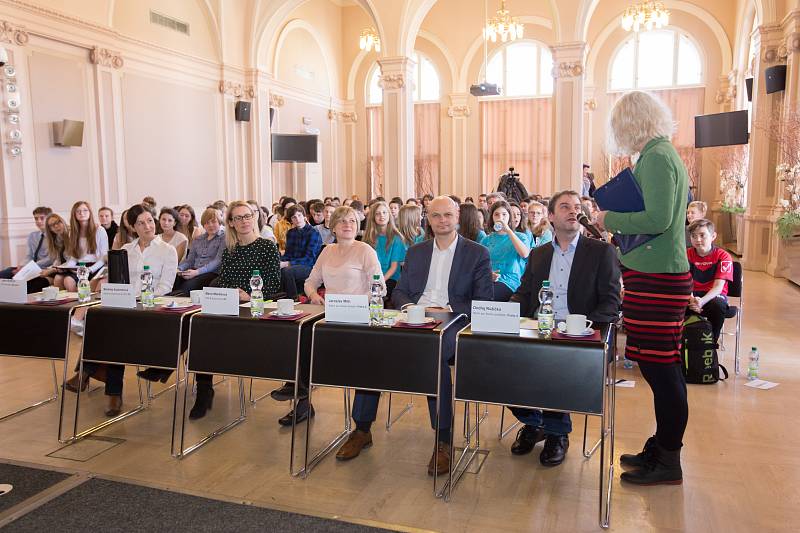 Vylepšení, která si vymyslely samy děti, se brzy dočkají dvě školy z Michle. To je výsledek dlouhodobého soutěžního projektu Lepší škola.