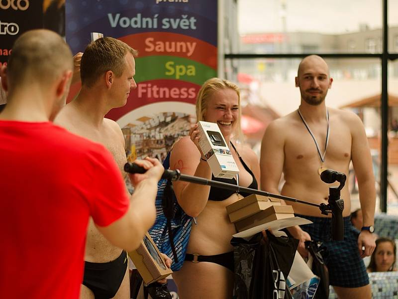 Šestý ročník Grand Prix v jízdě na tobogánu v Aquapalace Praha - absolutní vítězka Aneta Přibylová.