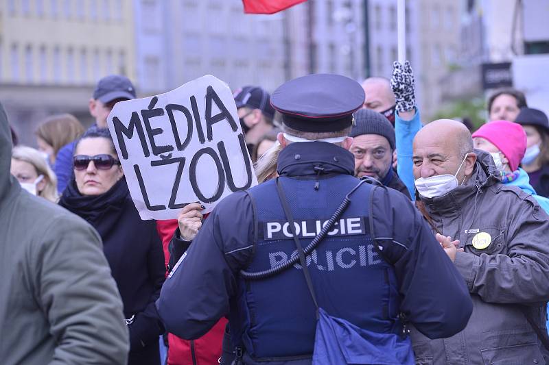 Ve středu 28. října 2020 se na náměstí Republiky v centru Prahy konala demonstrace proti vládním opatřením kvůli infekční nemoci covid-19.