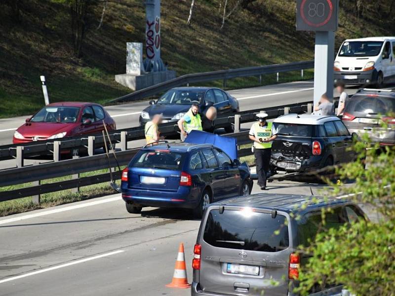 Dopravu na Pražském okruhu komplikovaly nehody.