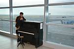 Ve čtvrtek odpoledne bylo na Letišti Václava Havla Praha umístěno piano pro veřejnost v rámci akce „Piana na ulici“