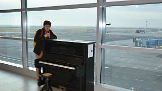 Na pražském letišti si mohou lidé při čekání zahrát na klavír - Pražský  deník