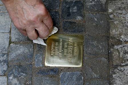 V Praze byl projekt nazván Kameny zmizelých. 