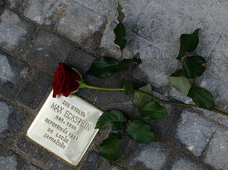 Jeden z nás. Zde bydlel Max Eckstein, narozen 1896, deportován 1941 do Lodže, zavražděn.