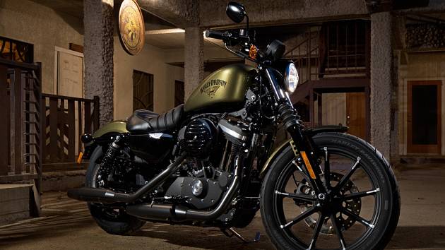 Motocykl Harley-Davidson modelového roku 2016 řady Dark Custom - Iron 883.