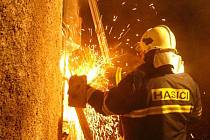 V AKCI: Dobřichovičtí dobrovolní hasiči se na pomoc profesionálů nespoléhají.