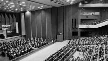 Slavnostní zahajovací koncert 37.ročníku mezinárodního hudebního festivalu Pražské jaro 1982 se konal 12.května ve sjezdovém sále Paláce kultury v Praze. Zazněl cyklus symfonických básní Bedřicha Smetany Má vlast, dirigoval Václav Neumann.