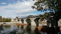 Procházka po Negrelliho viaduktu. Pohled od kurtů na Štvanici.