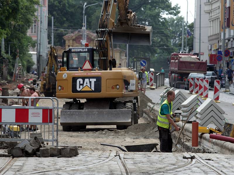 V Praze o prázdninách probíhají velké opravy tramvajových a silničních tratí. Na snímku rekonstrukce tramvajové trati na Karlově náměstí.