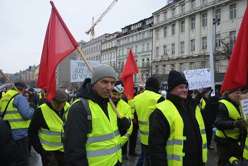 Pražská KSČM uspořádala v Praze protest proti zdražování. Komunisté inspirování demonstranty ve Francii přišli ve žlutých vestách.