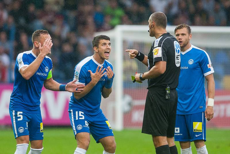 Zápas 3. kola první fotbalové ligy mezi týmy FC Slovan Liberec a AC Sparta Praha se odehrál 13. srpna na stadionu U Nisy v Liberci. Na snímku zleva Vladimír Coufal a Ondřej Kúdela.