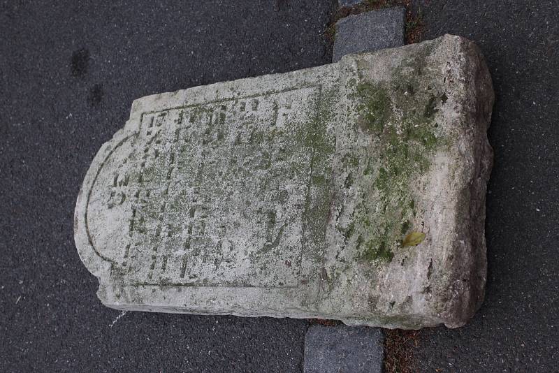 Židovský náhrobek, který při stavbě silnice v 80. letech zachránil od zalití asfaltem herec a politik Vítězslav Jandák, putuje na své původní místo.