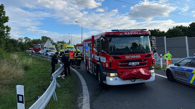 Při dopravní nehodě na Pražském okruhu auto vylétlo ze silnice.