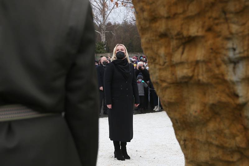 Slavnostní vzpomínková akce u nového památníku výsadku Anthropoid v Nehvizdech. Městys má nyní památníky dva, původní za dálnicí a nový, otevřený 29. prosince 2021.