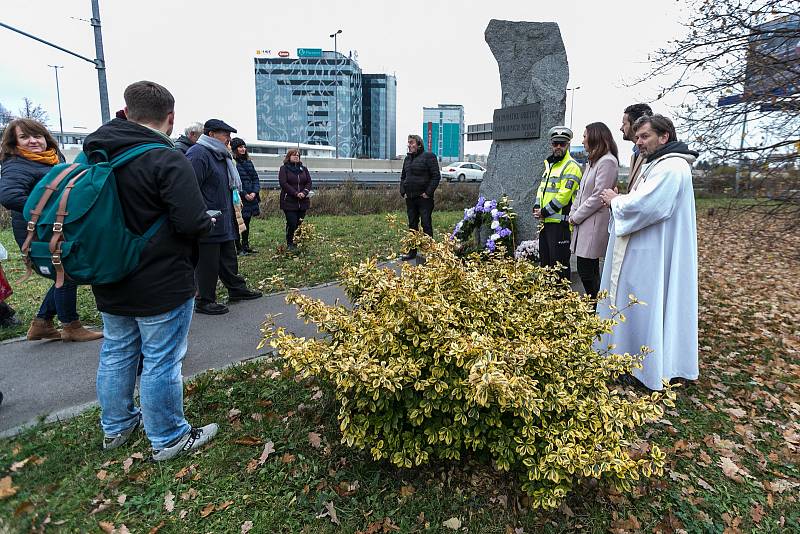 Z pietního aktu u Památníku obětí dopravních nehod v neděli 21. listopadu 2021.