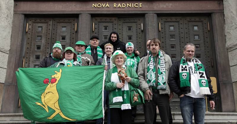 Fanoušci Bohemians čekají na Magistrátu hlavního města Prahy na výsledek jednání pražské rady ohledně stadionu v Ďolíčku.