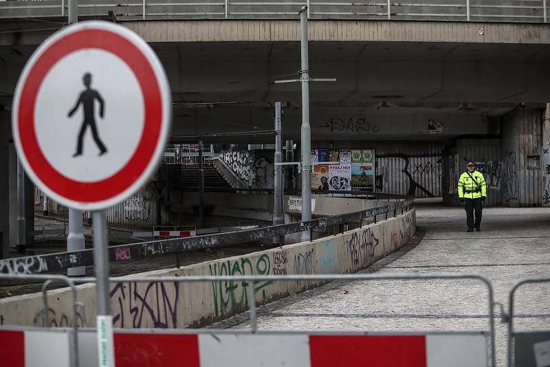 Situace okolo mostu u metra Vltavská 24. října ráno v Praze. TSK most, pod kterým jezdí tramvaje a chodí lidé, uzavřelo z důvodu špatného stavu.