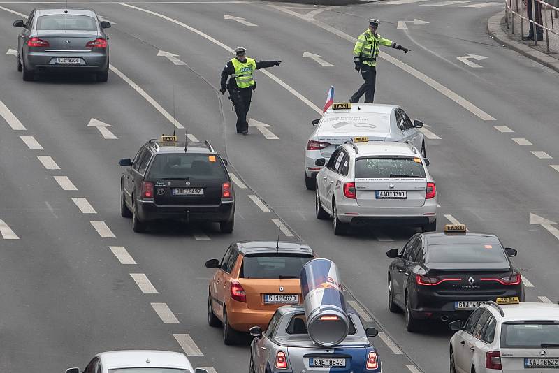 Protestní jízda taxikářů centrem Prahy 8. února.