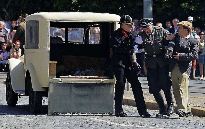 U příležitosti 75.výročí atentátu na říšského protektora Reinharda Heydricha se v Praze konala rekonstrukce útoku u tramvajové zastávky U Kříže.