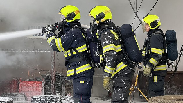 VIDEO: V hostivařském kovošrotu hořel odpad. Černý dým byl vidět zdaleka