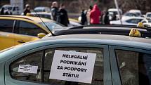 Nespokojení taxikáři opět protestovali proti službám typu Uber 1. března na pražském Strahově.