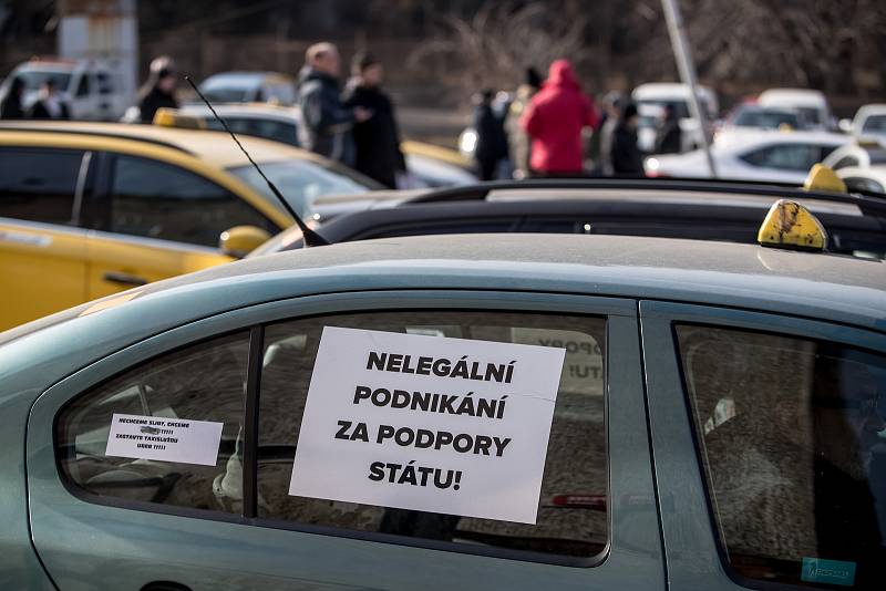 Nespokojení taxikáři opět protestovali proti službám typu Uber 1. března na pražském Strahově.