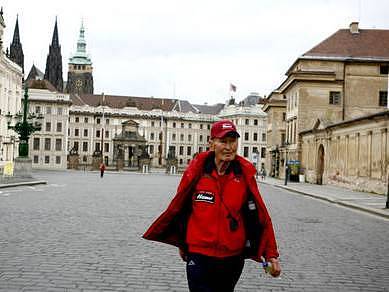 Dálkový chodec Juraj Puci přichází 6. května do cíle svého 24hodinového nonstop pochodu Prahou, během něhož ušel přes 126 kilometrů.