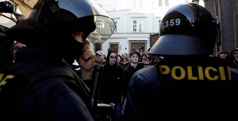 DEMONSTRACE. Padesátka přívrženců se sešla Na Perštýně před policejní budovou na protest proti zatýkání.