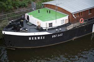 Ubytovací loď Hermes.