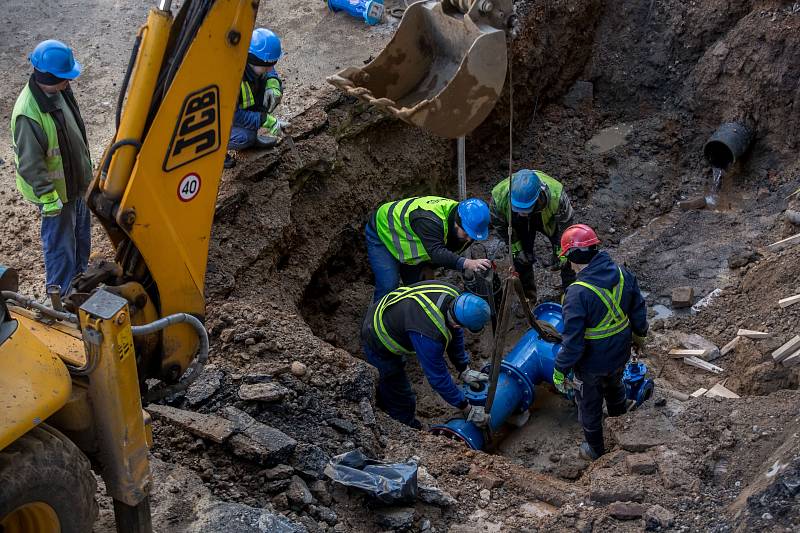 Kvůli noční havárii vodovodního potrubí je od pondělního zcela uzavřena Sokolská ulice v centru Prahy u křižovatky s Ječnou.