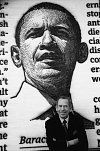 DÁREK PRO OBAMU. Václav Havel před portrétem amerického prezidenta Obamy, který vytvořil Španěl José María Cano.  