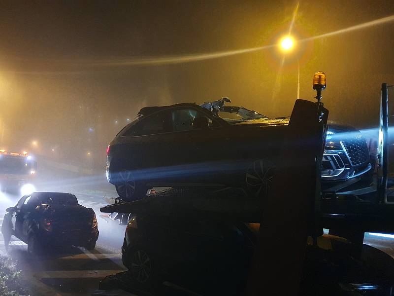 Nehoda - Řidič kamionu neodhadl výšku lávky pro chodce v ulici Mírového hnutí a poškodil převážená vozidla.