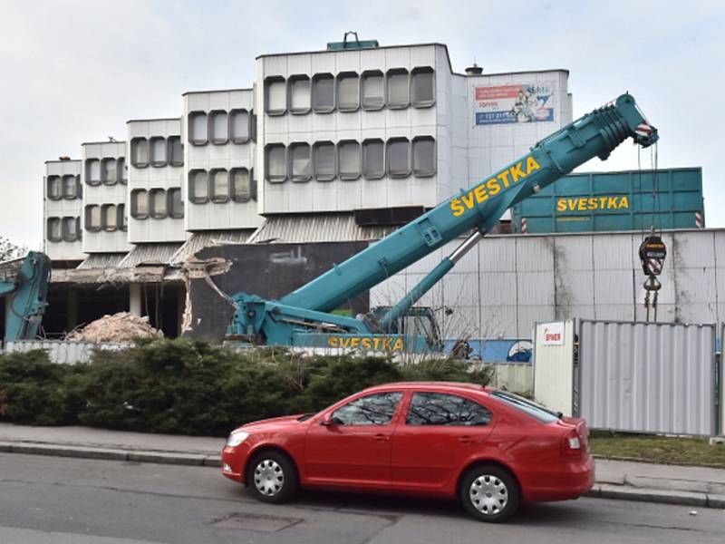 V pražských Dejvicích začala 9. března demolice budovy automatické telefonní ústředny, která ustoupí výstavbě kancelářského komplexu. 